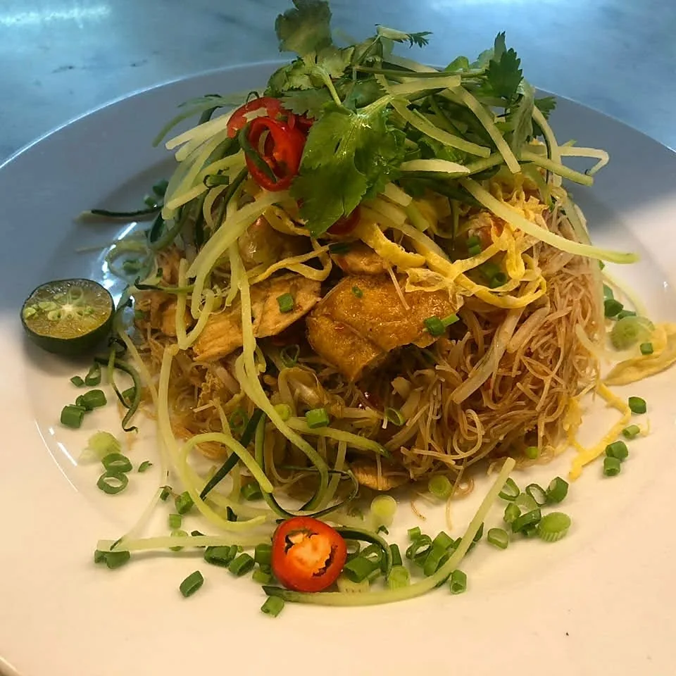Bee hoon with chicken and shredded vegetables
